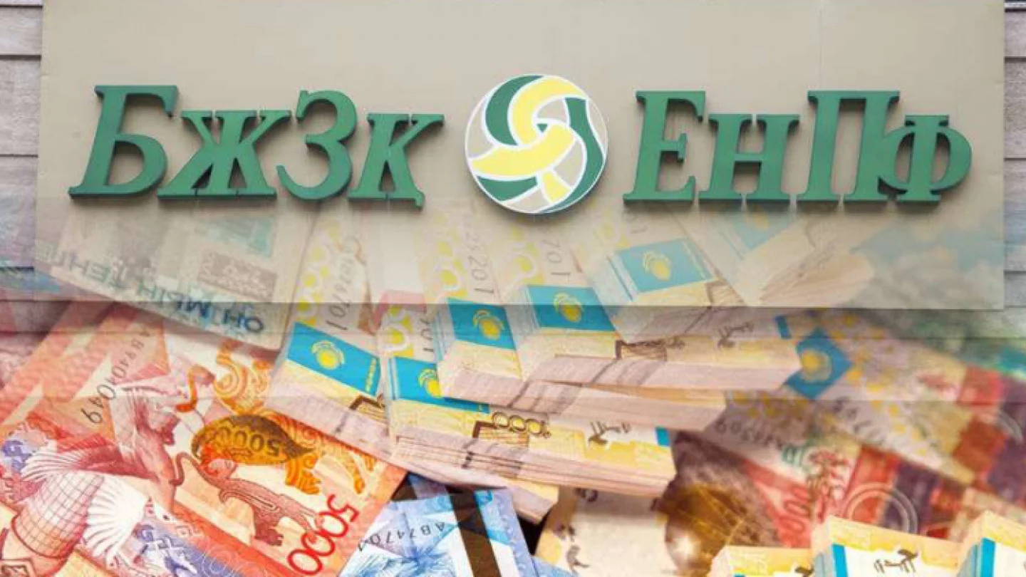 Петр мен Павел бекінісінің жанындағы қыздардың эротикалық фотосуреттері