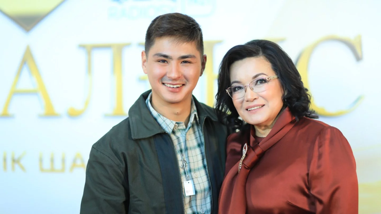 Әйелдер мен жігіттермен порно