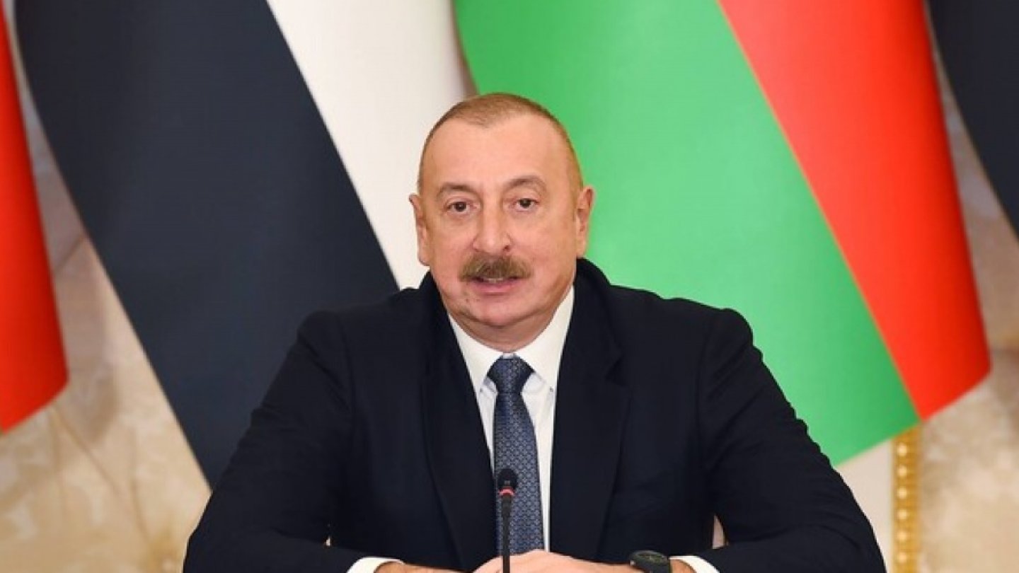 Әзірбайжан әйелін сиқырлайды