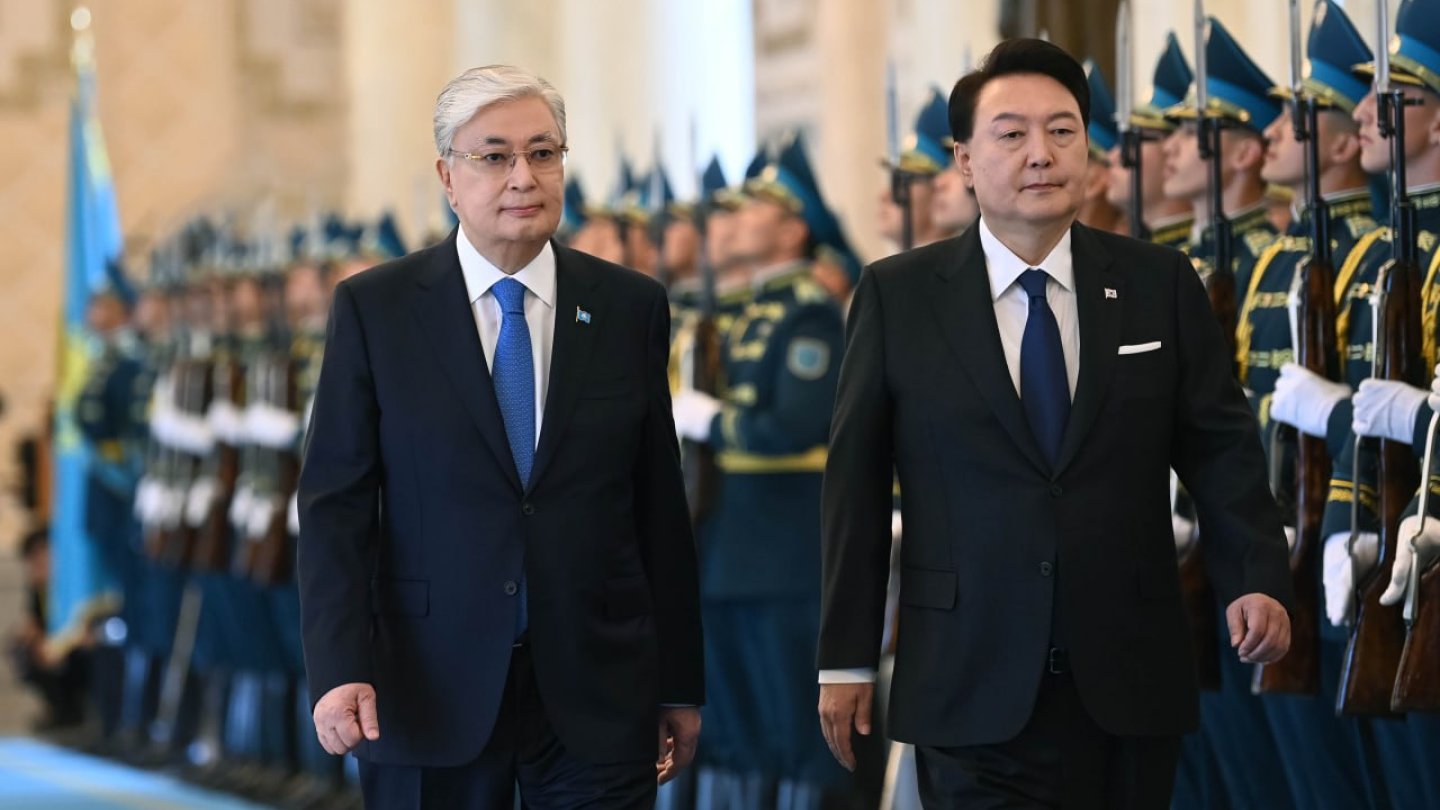 Оқушылар өздерін еркелетеді Күң қыздармен жыныстық қатынас