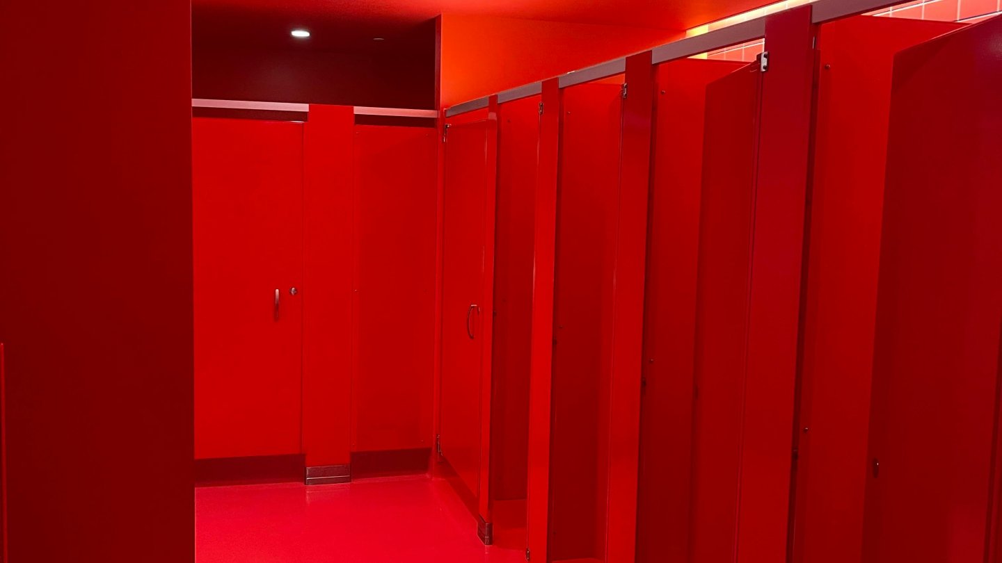 Алматыда әйелдер дәретханасынан жасырын камера табылды.