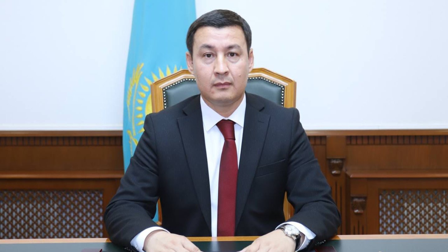 сән үлгілерінің жалаңаш бөкселері Орыс порносы: төрт аяқпен іште жату