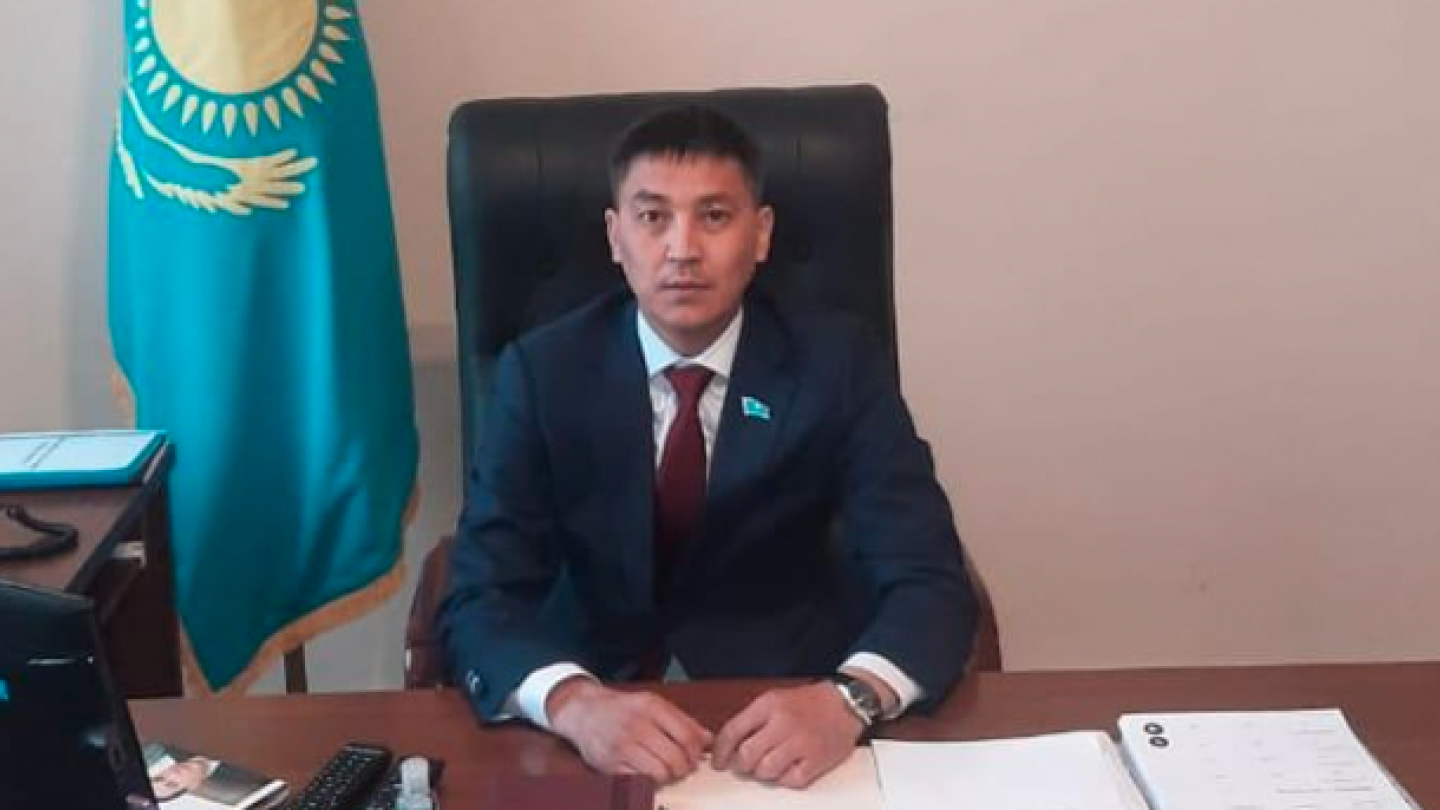 Кәрі шлюха кең пизды сидит