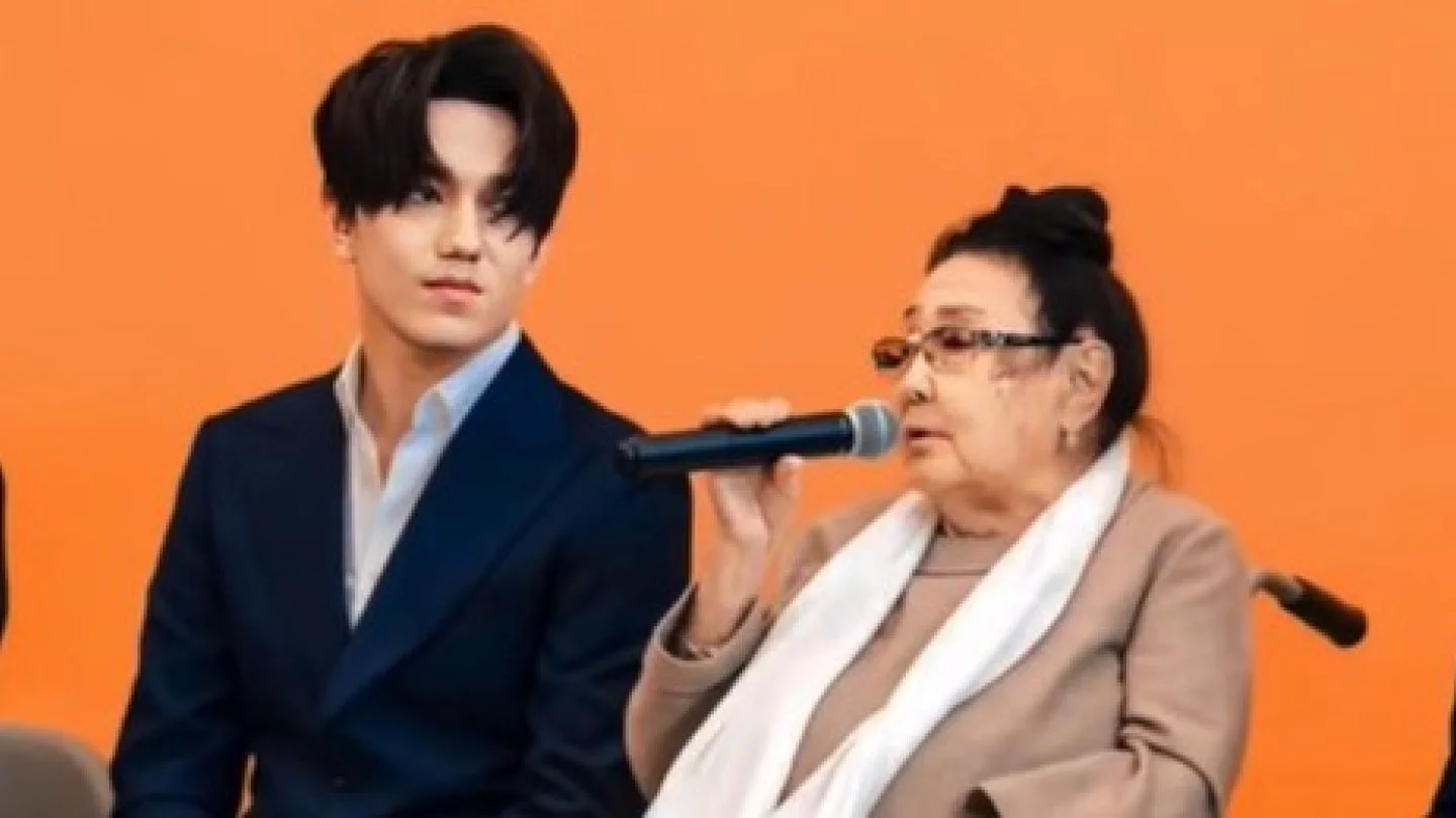 Super Max S порно видеолар Жақыннан жасалған қынаптық массаж