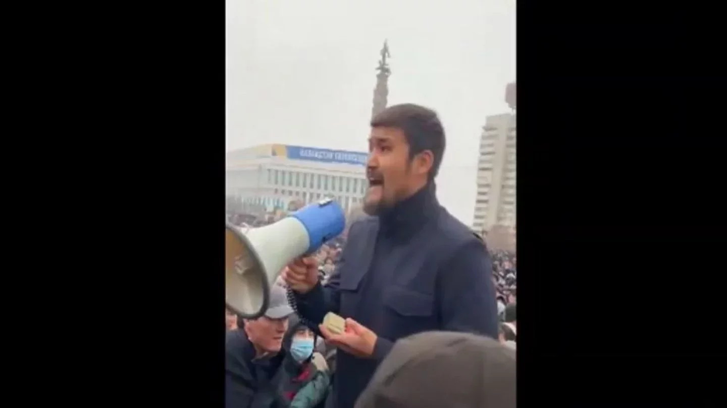 Олар мені сорғызды Өтіп бара жатқандар арасындағы эротика