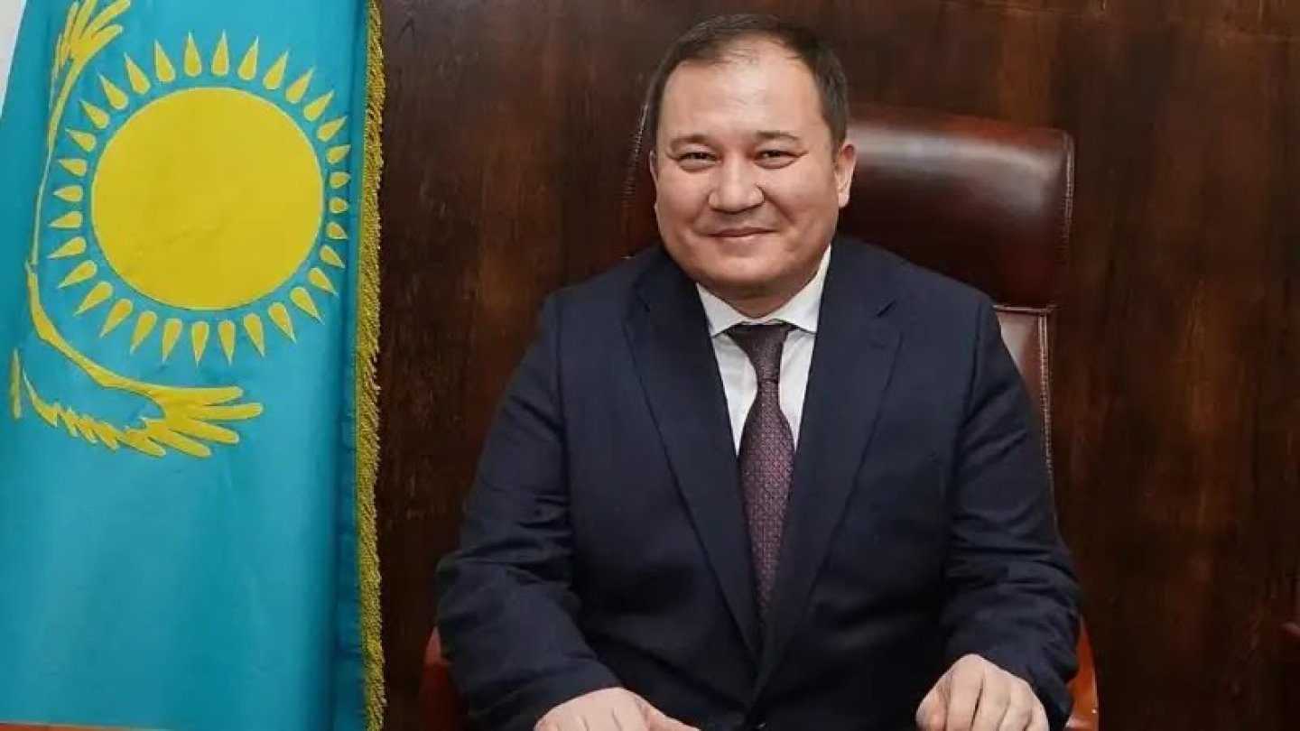 Әпкесі киім ауыстырып, ағасы қарап тұрып, қарсы тұра алмаған порно видео Әпкесі киім ауыстырып, ағасы қарап тұрып, қарсы тұра алмаған порно видео