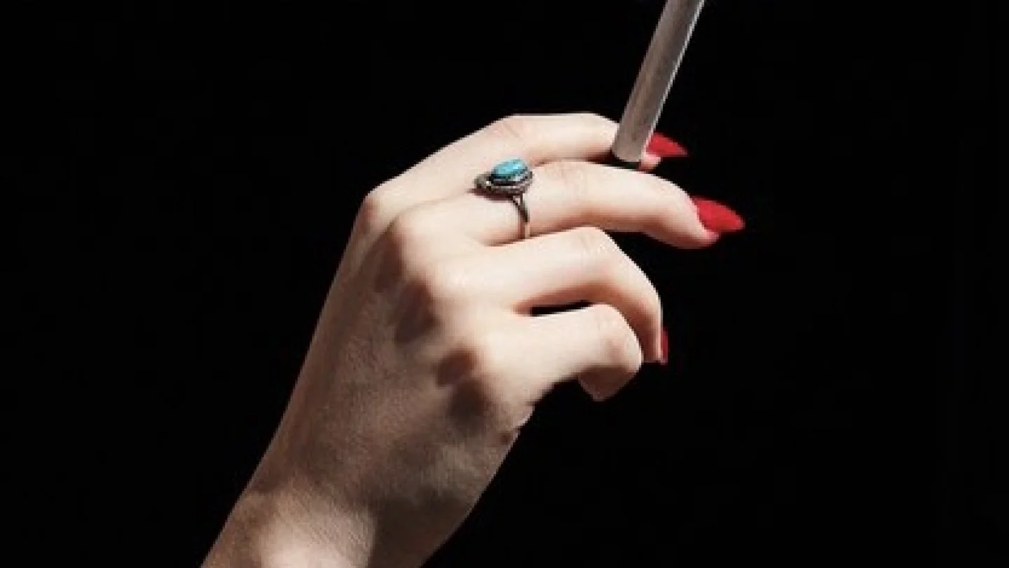 Іш киімдегі қисық, әдемі әйелдердің суреттері