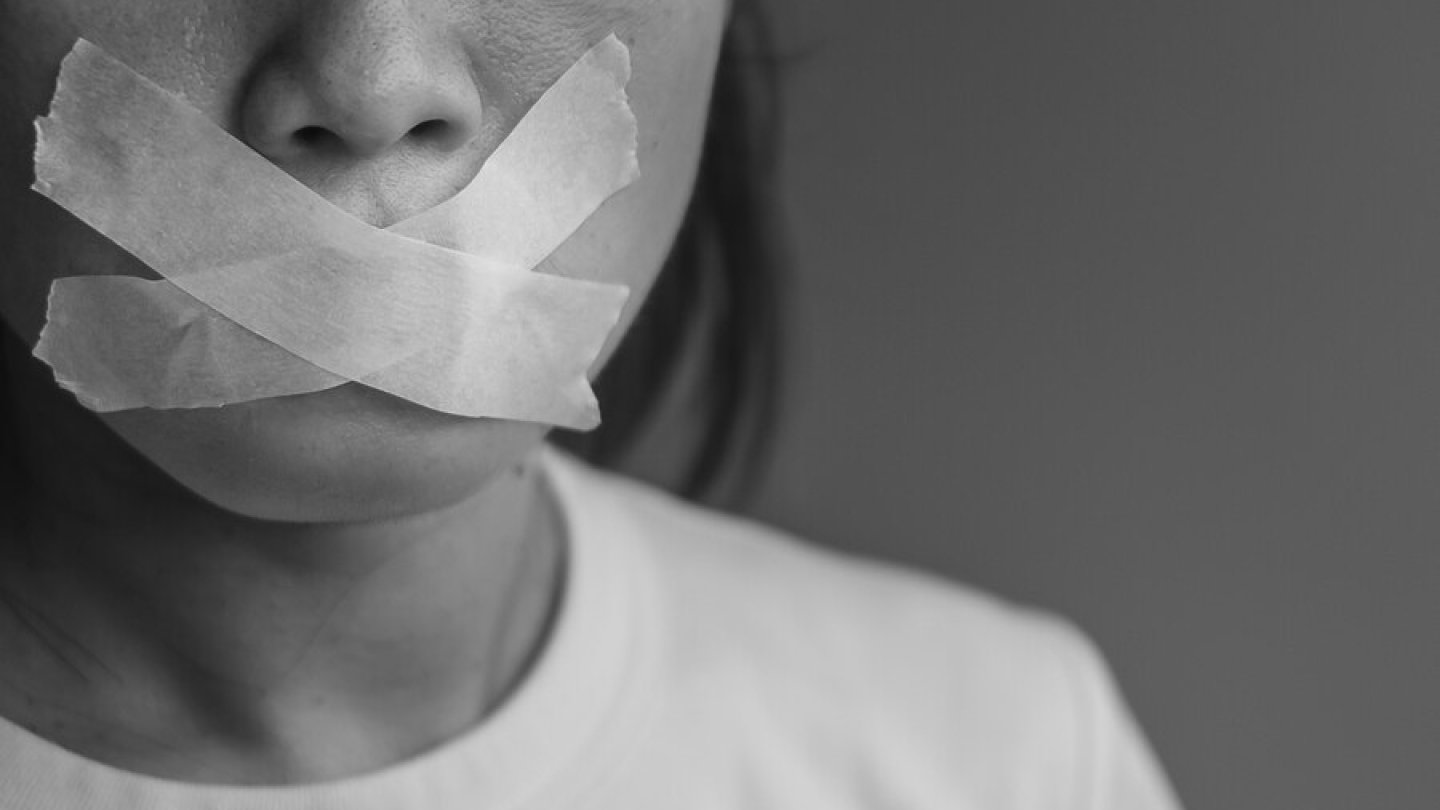 Порно Кора Карина Қыздың мысығын дилдомен сипалады