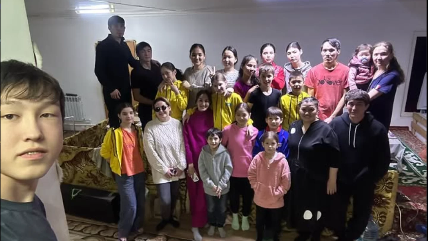 Жүргізуші видеода бетіне спермы түсіріп алған