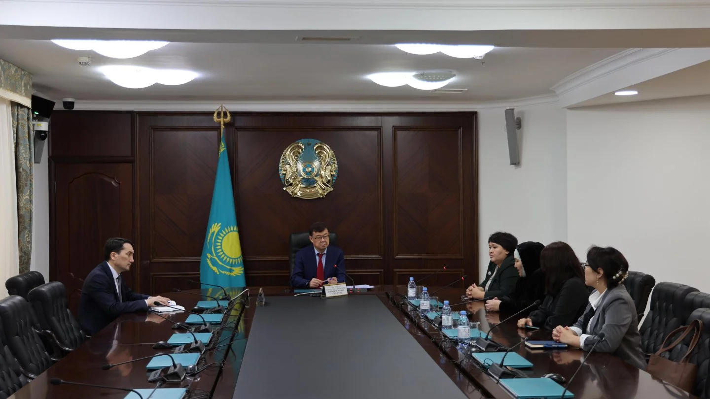 Олар бізді мас қылып, ажырастырды Калигула фильмінен эротикалық фотолар