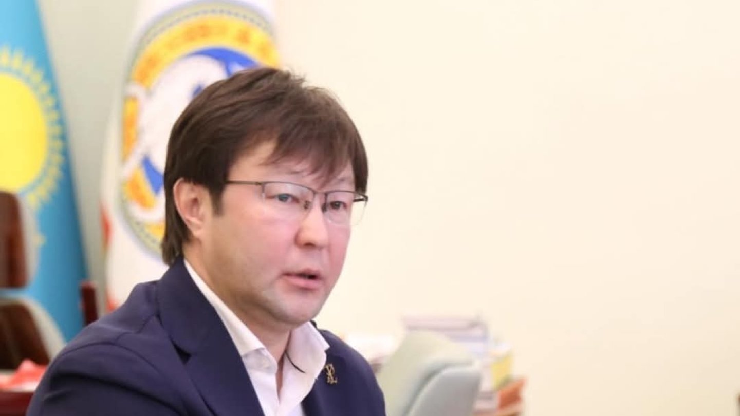 Әлеуметтік желідегі фотосуреттердегі шұңқырға ұқсайтын мүшесі бар әйелдер