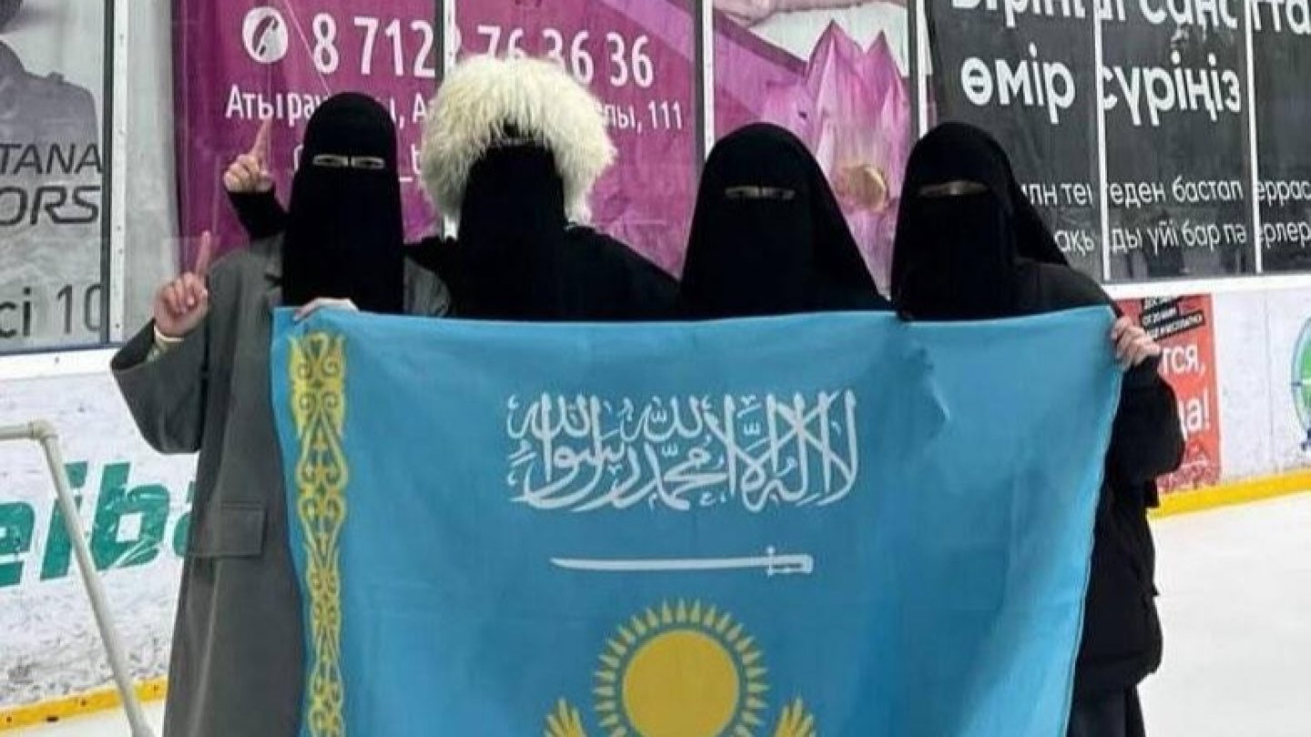 Элеонора Томлинсон порно фотосуреттер