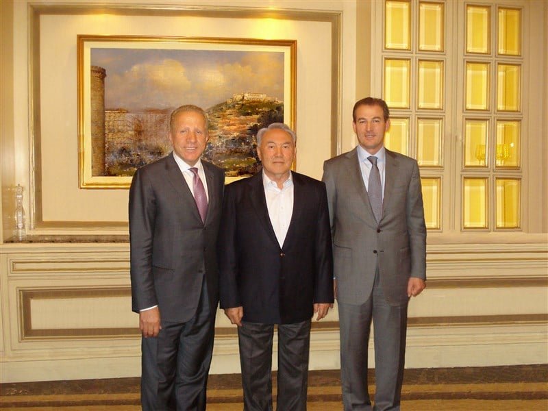 2012 жÑлдÑÒ£ Òазан айÑ. Mabetex Group пÑезиденÑÑ ÐеÑ
Ð´Ð¶ÐµÑ Ðаколли мен ÐÑÑим Ðаколли ÐÒ±ÑÑұлÑан ÐазаÑбаевпен кездеÑÑде. ФоÑо: Facebook.com/MabetexGroup