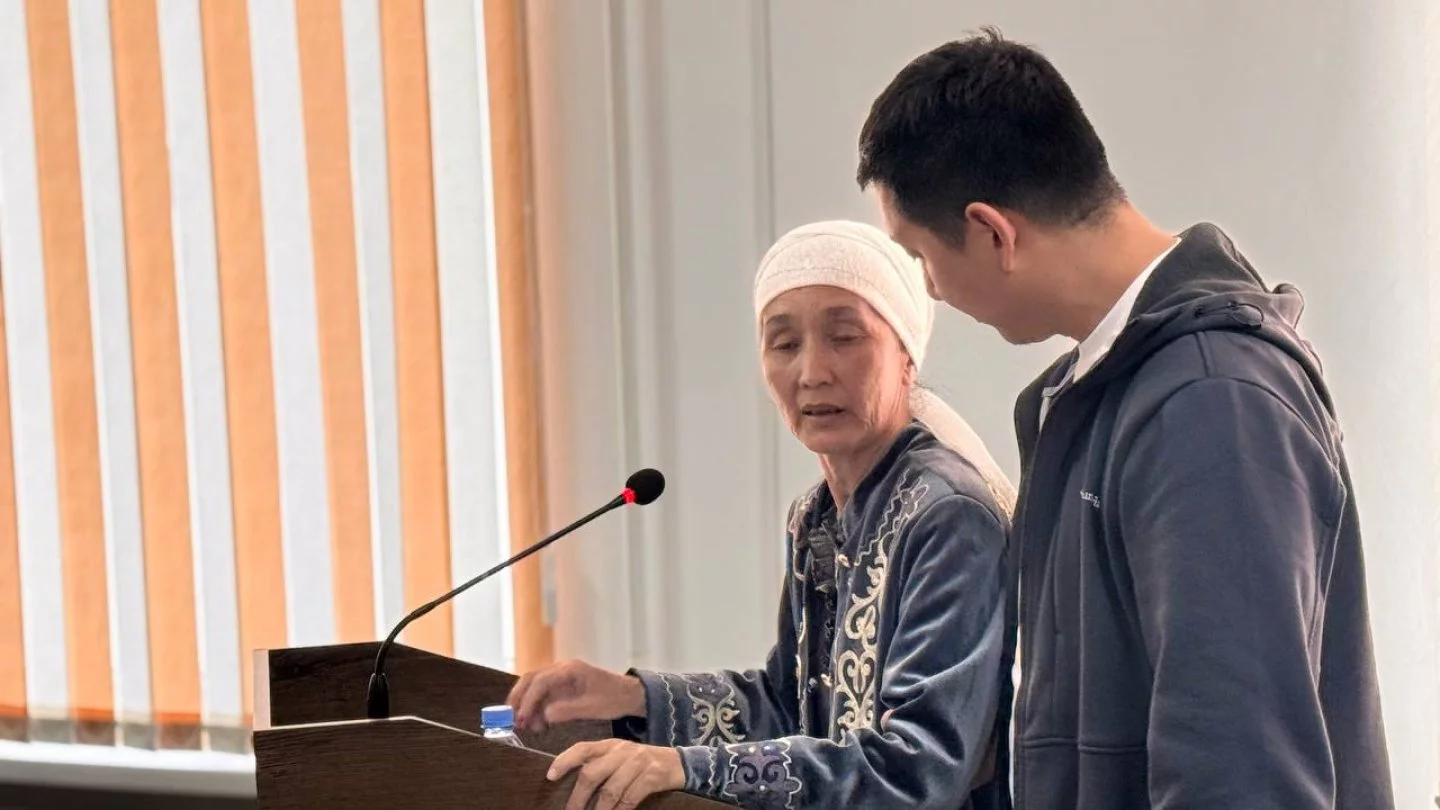 Есінен танып қалды Есінен танып қалды