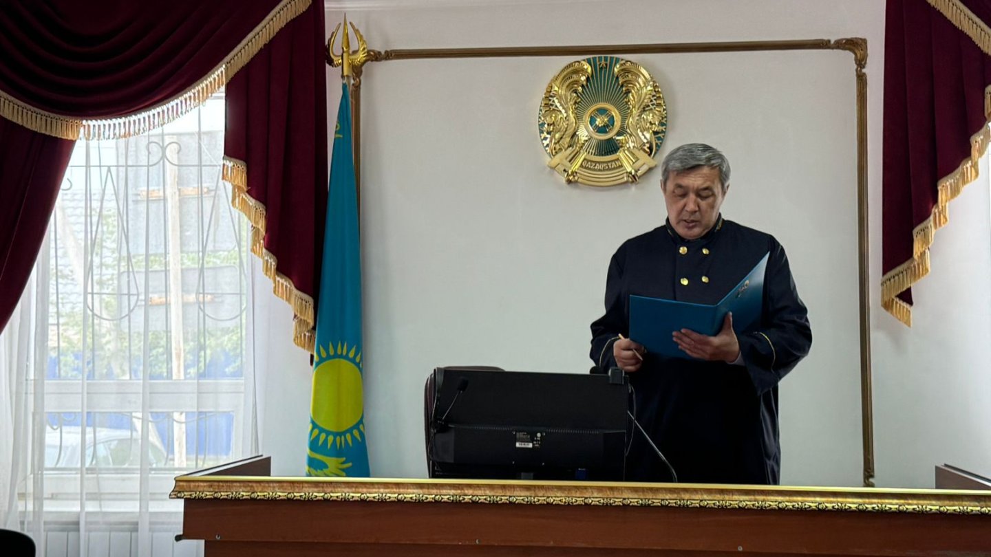 Смотреть порно онлайн: Анасы мен ұлы саяжайда