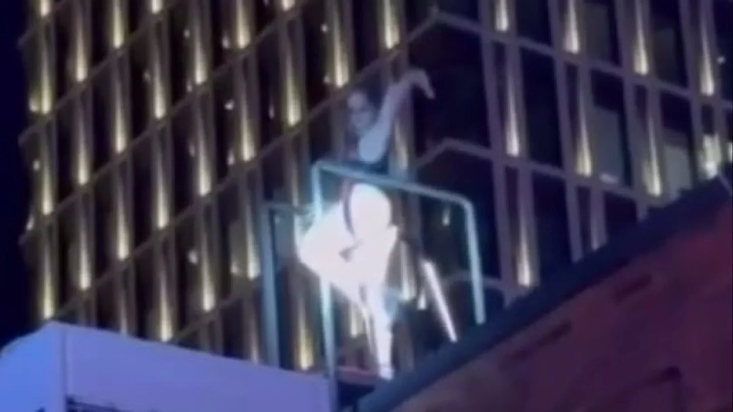 Киска леггинстерден шығып тұр