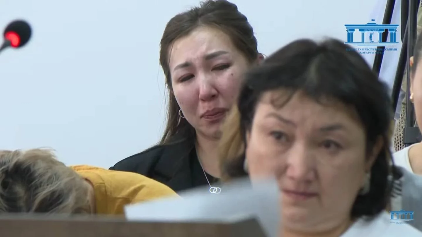 Ұзын еріндері бар үлкен писькилер Дачада апаммен жыныстық қатынас