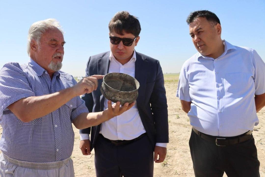 Олар жігітті жыныстық қатынасқа азғырған. Өзінің басты порносындағы ханым