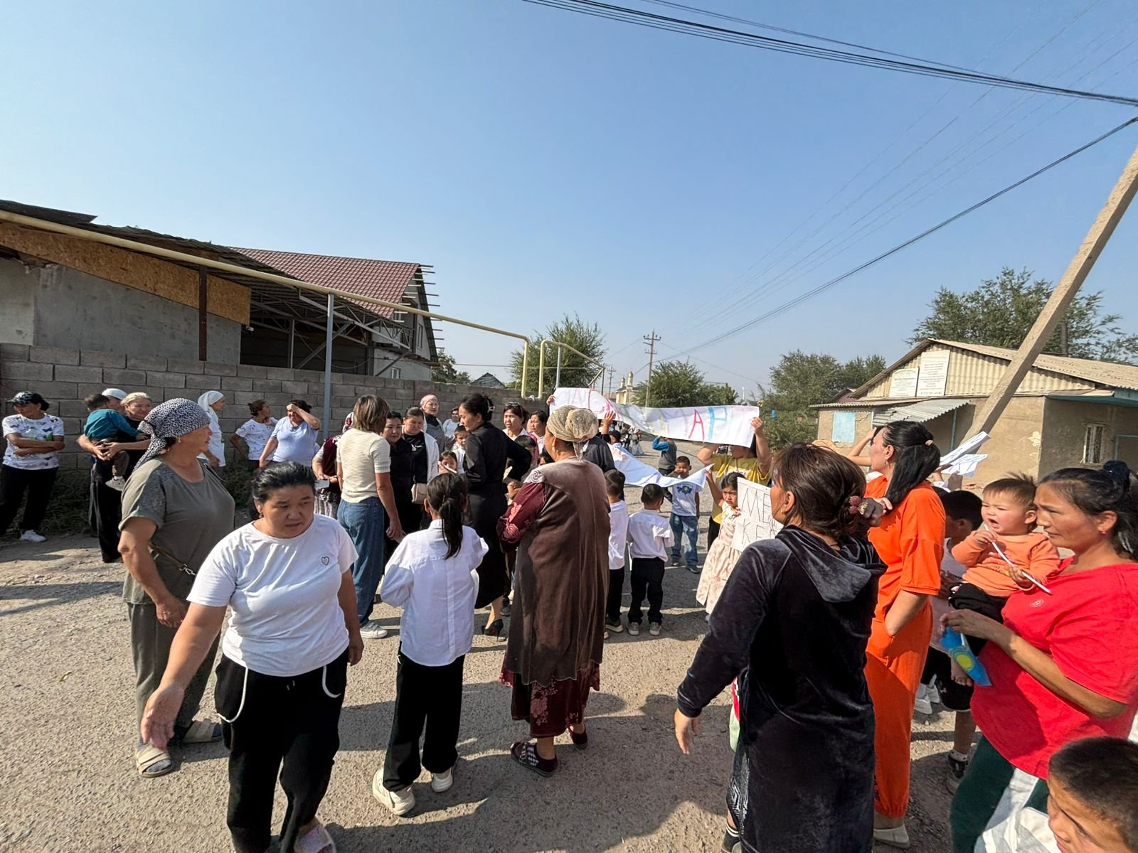 Әйелдер аяқтарын кеңірек суретке түсіреді