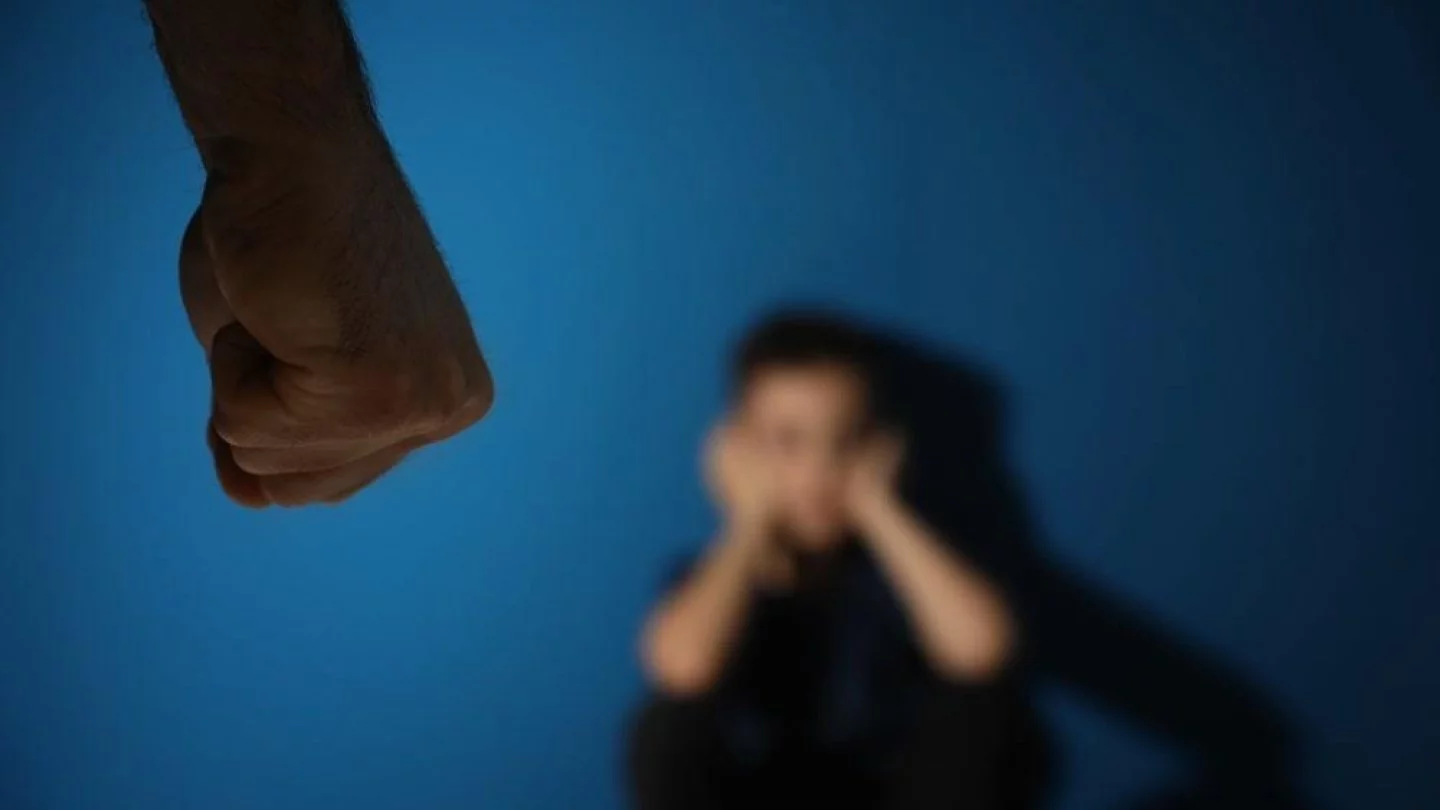 Көтеріп, ұрып тастады