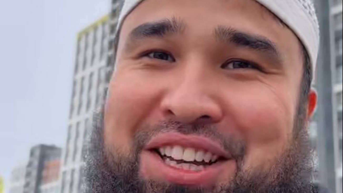 Ерлі-зайыптылар үйде жалаңаш жүреді