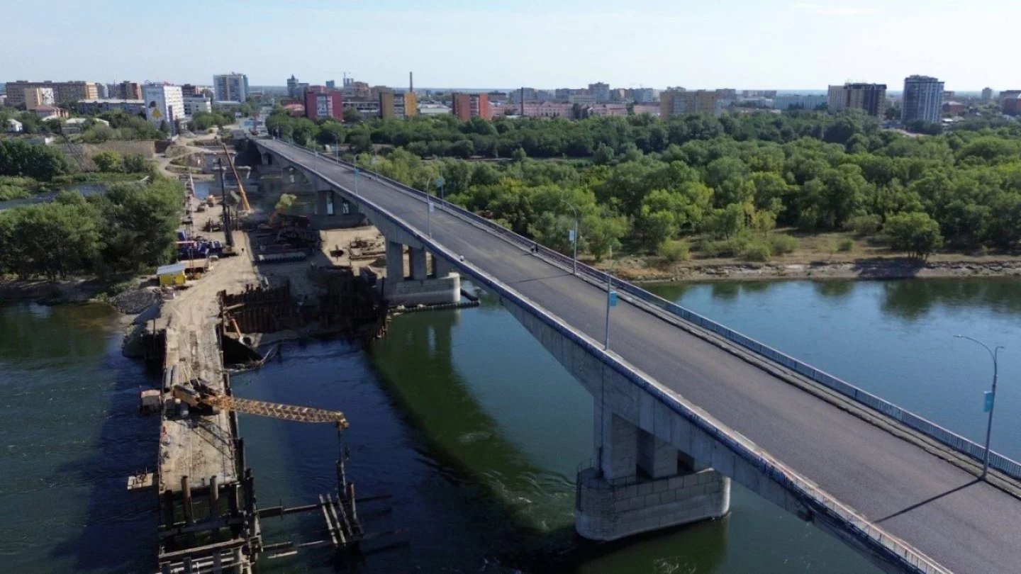 Ерлер мен әйелдердің душта бірге жуынатын порносы Сексуалды құл