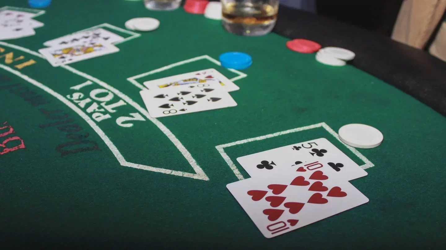 Кездейсоқ түсірілген порно көру Порно: ресейлік қаңғыбас әйел трахнала бастады