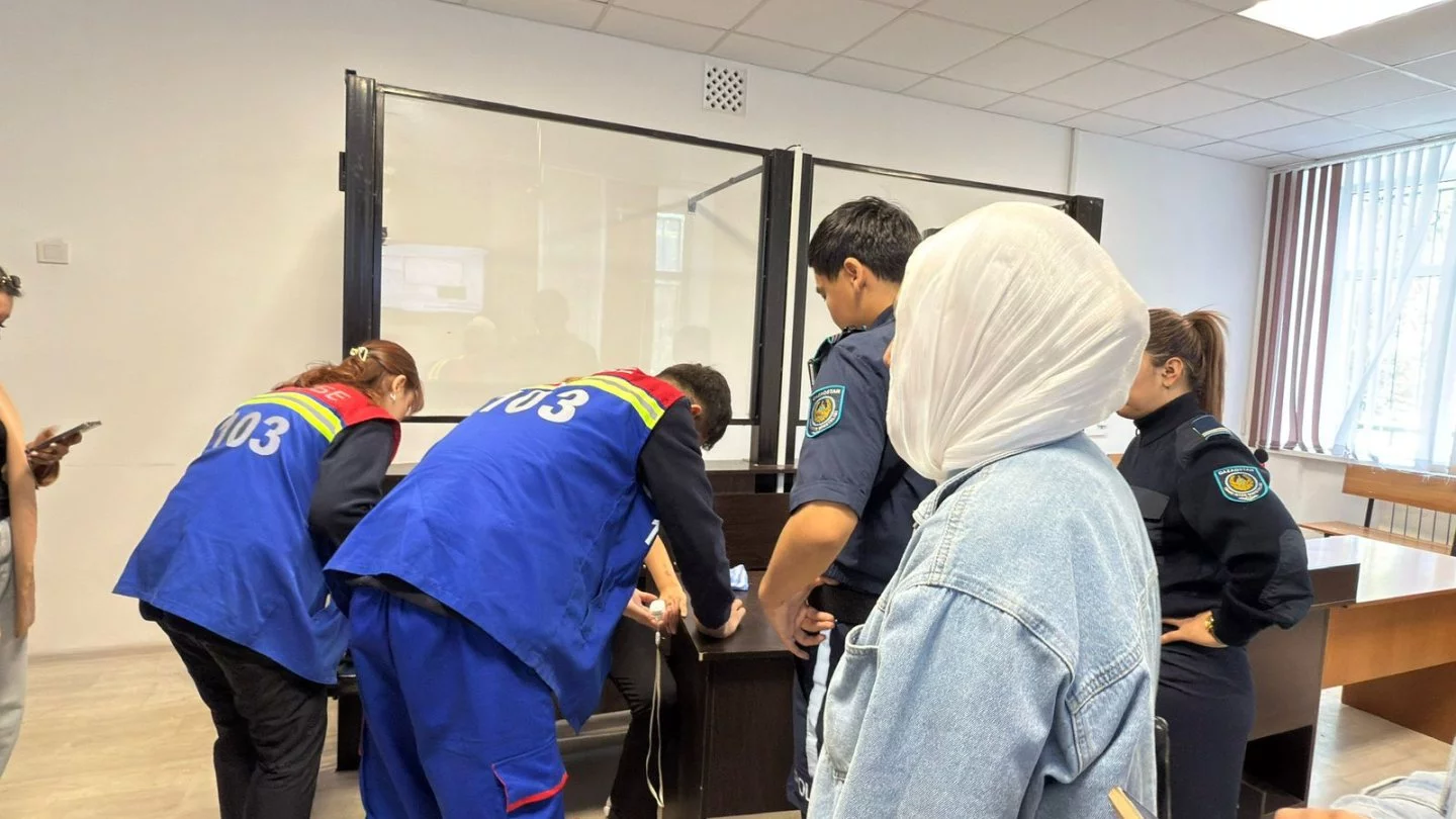 Порно видео: Әкесі кішкентай қызын нашар баға алғаны үшін жазалайды Толық әйелдердің порно видеоларын қараңыз