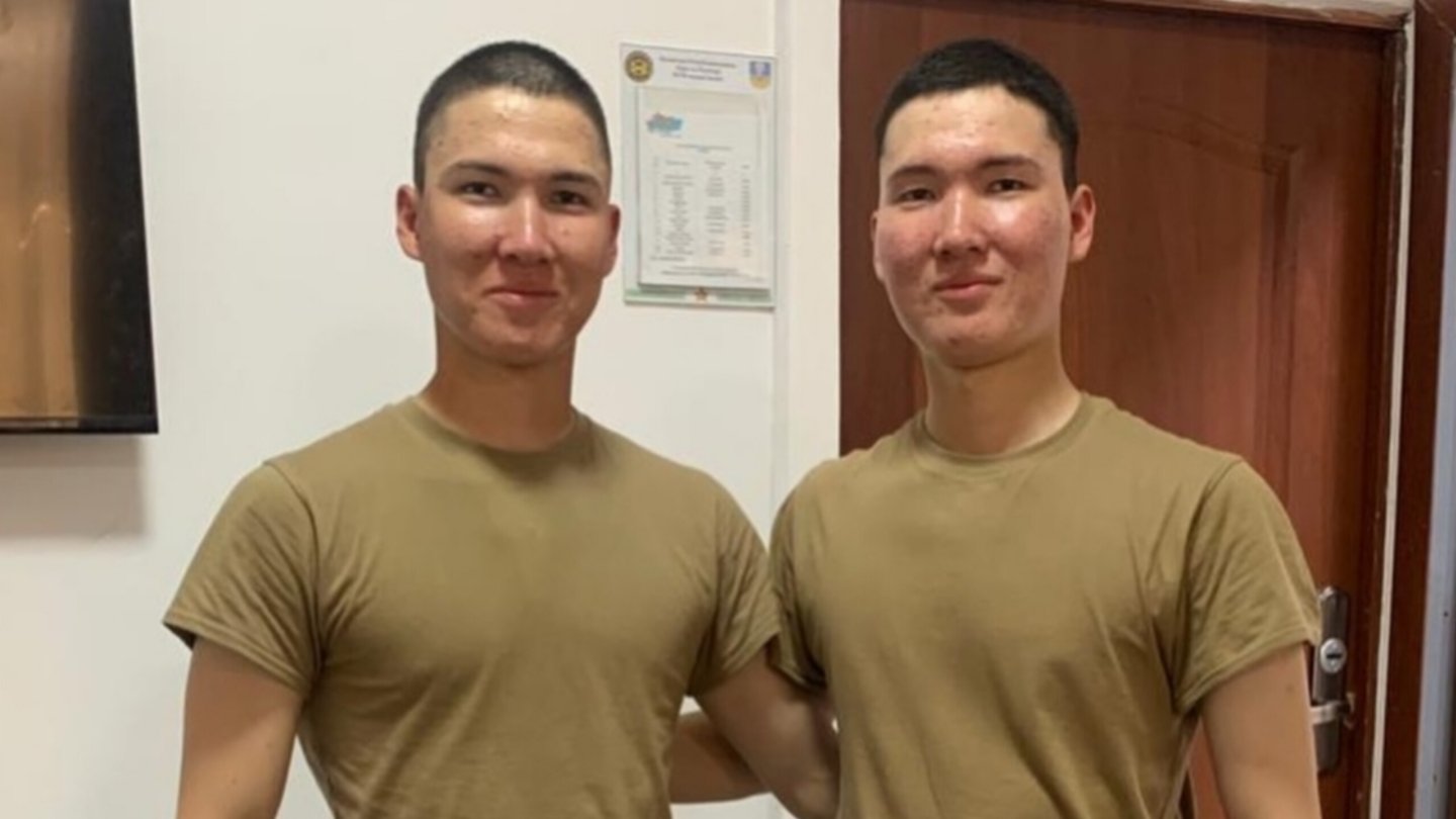 Зарядтағыштағы жалаңаш бейне