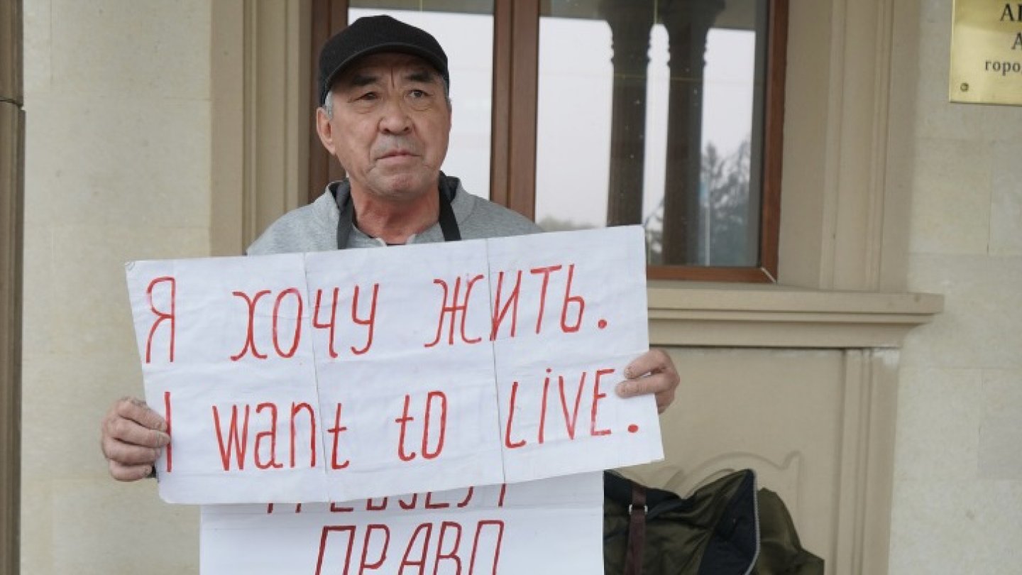 Ұйықтап жатқан әйелдің куннилингасын жалайды