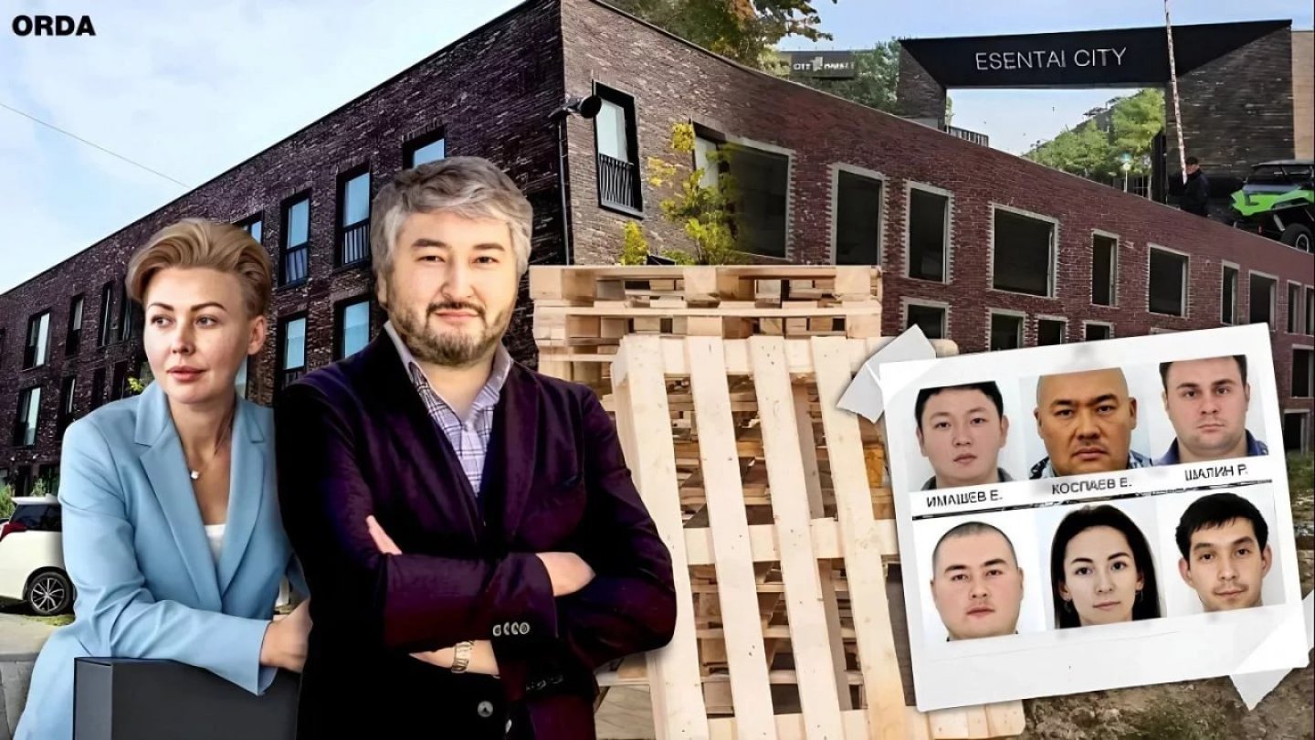 Іш киімдегі және биік өкшелі туфлидегі сексуалды транни