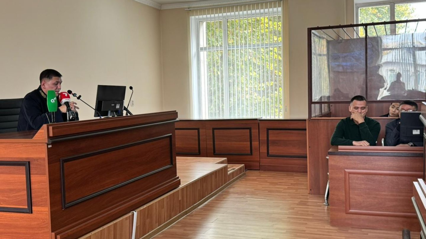 Аққұбалармен гей порно көру Дәретханада жасырын камераға кіріп жатқан әйелдердің алтын жаңбыры