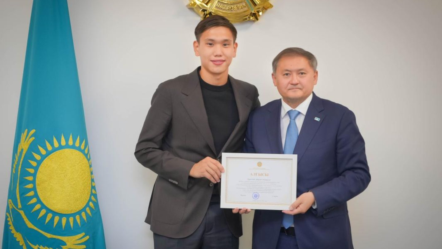 Қара адамның әйелге каммингінің порносын қараңыз