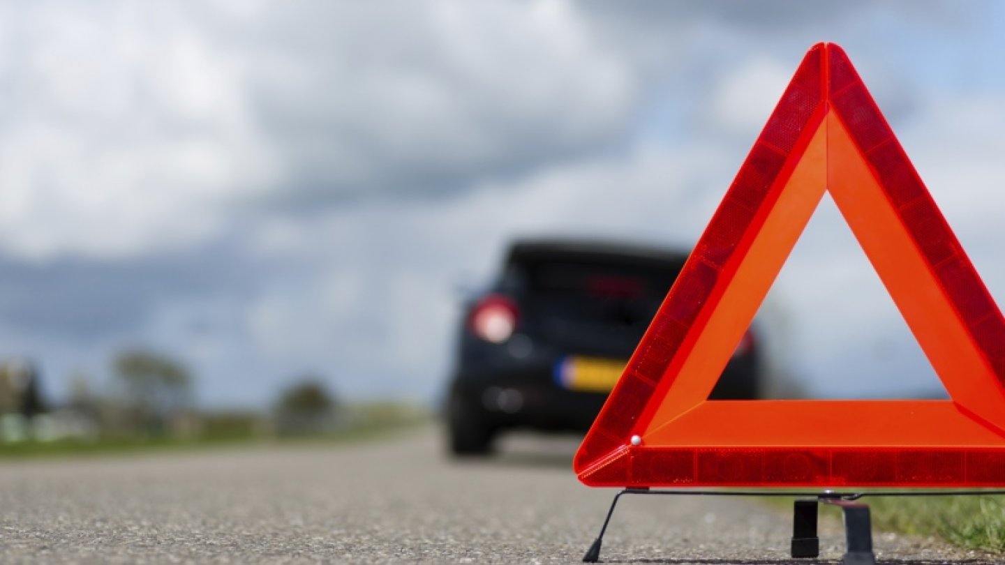 Ол автобустағы бір әйелдің қасында жұлқылады. Ол автобустағы бір әйелдің қасында жұлқылады.