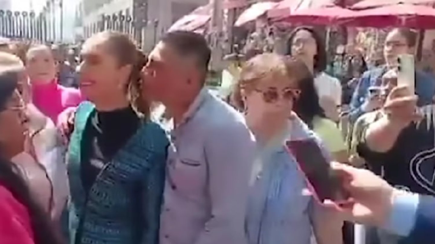 Стюардесса ұшақта жыныстық қатынасқа түсіп жатыр.