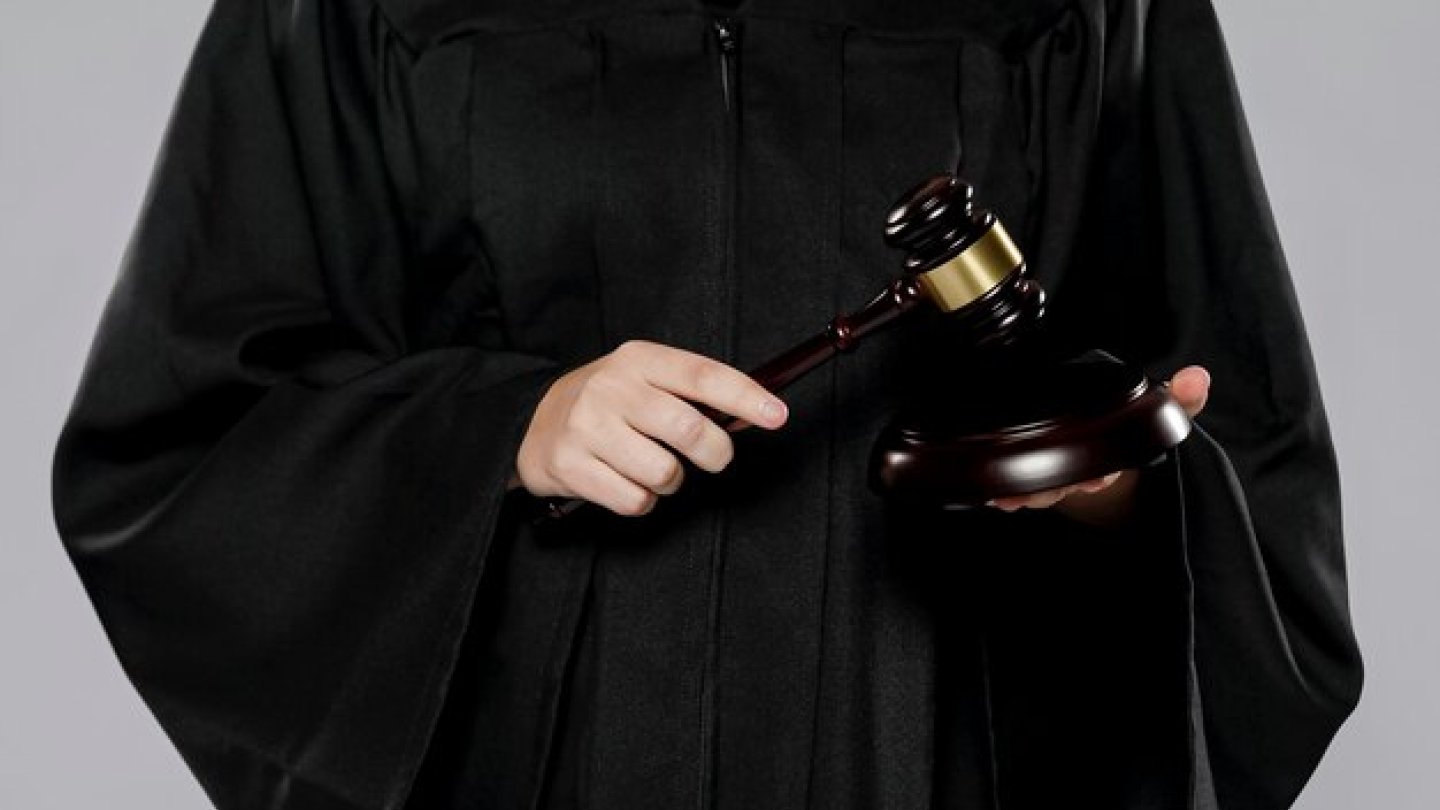 Уау, мен оны брюнеткаға бергенім сонша, оның жамбастарынан тамшылай бастады.