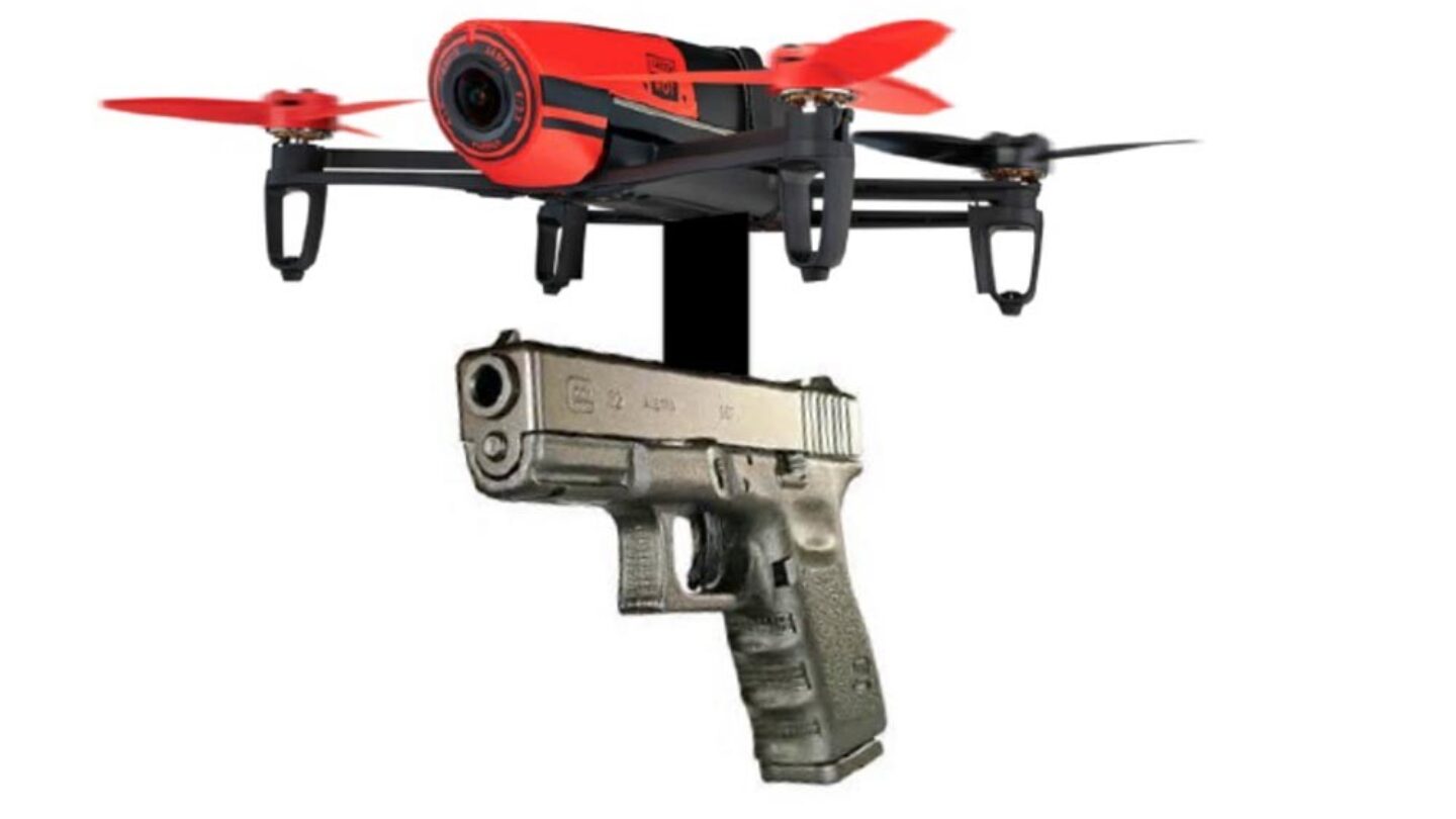 Купить игрушки дронов убийц. Дрон с пистолетом. Квадрокоптер с пистолетом. Дрон с оружием. Стреляющий дрон.