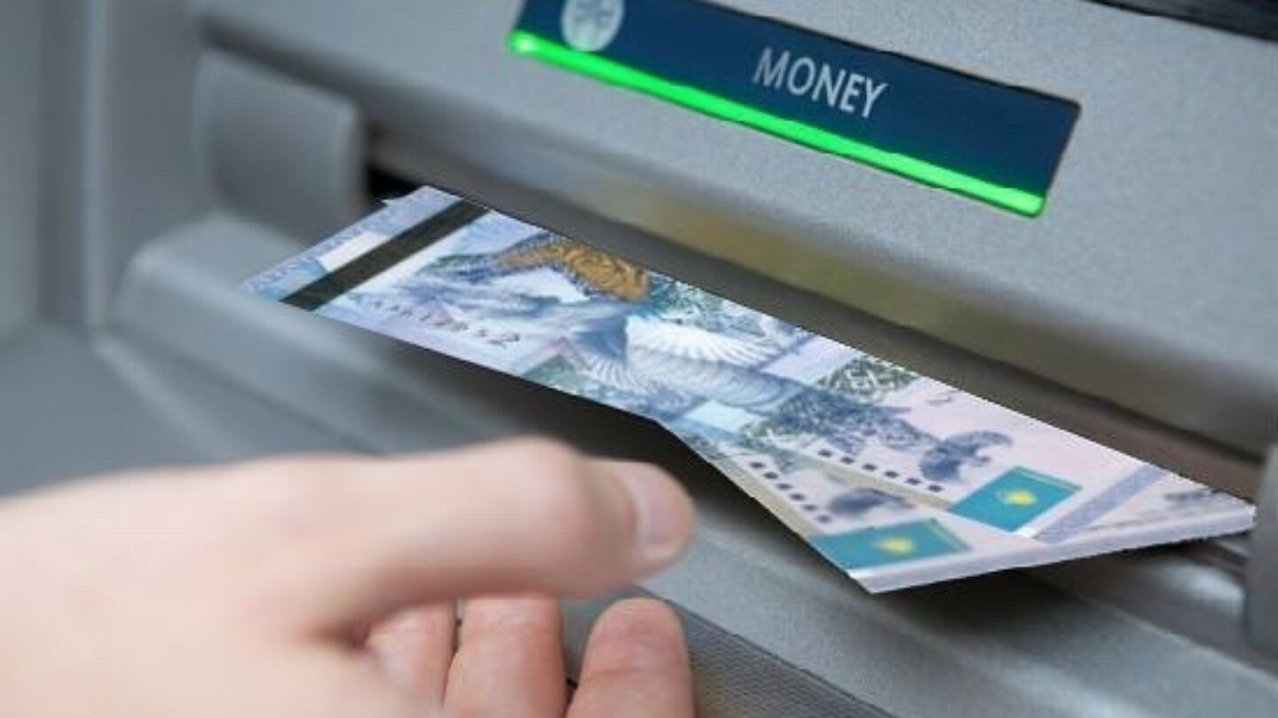 деньги из банкомата. современный банкомат. снятие денег в банкомате. тенге банкомат. карты деньги банкомат.