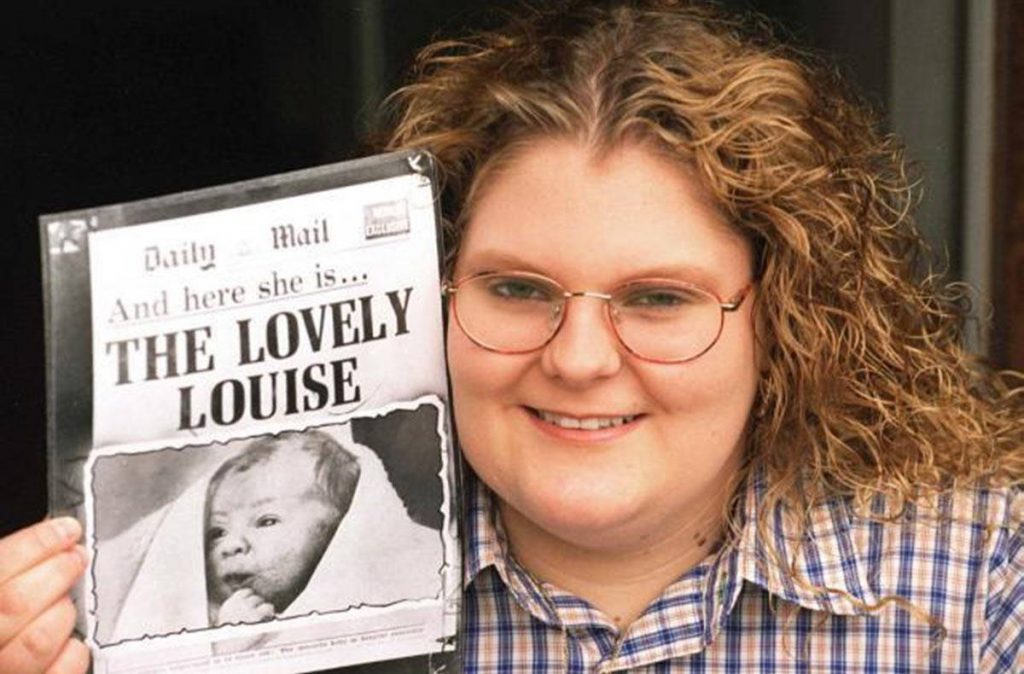 Порно көріңіз және массаж жасаңыз Маскадағы порно қыздар тесіктерін созады