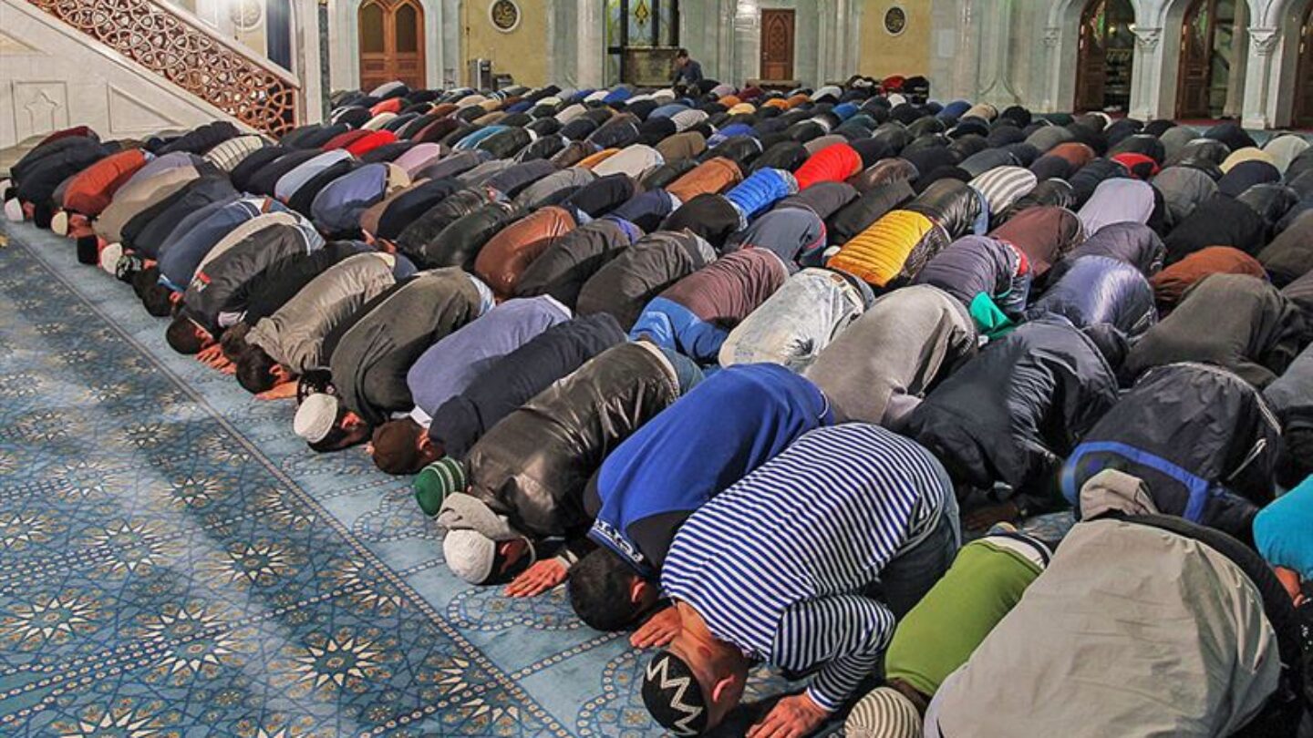 Ночная молитва мусульман. Молятся в мечети. Поклонение мусульман. Что такое намаз у мусульман. Мусульманин молится.