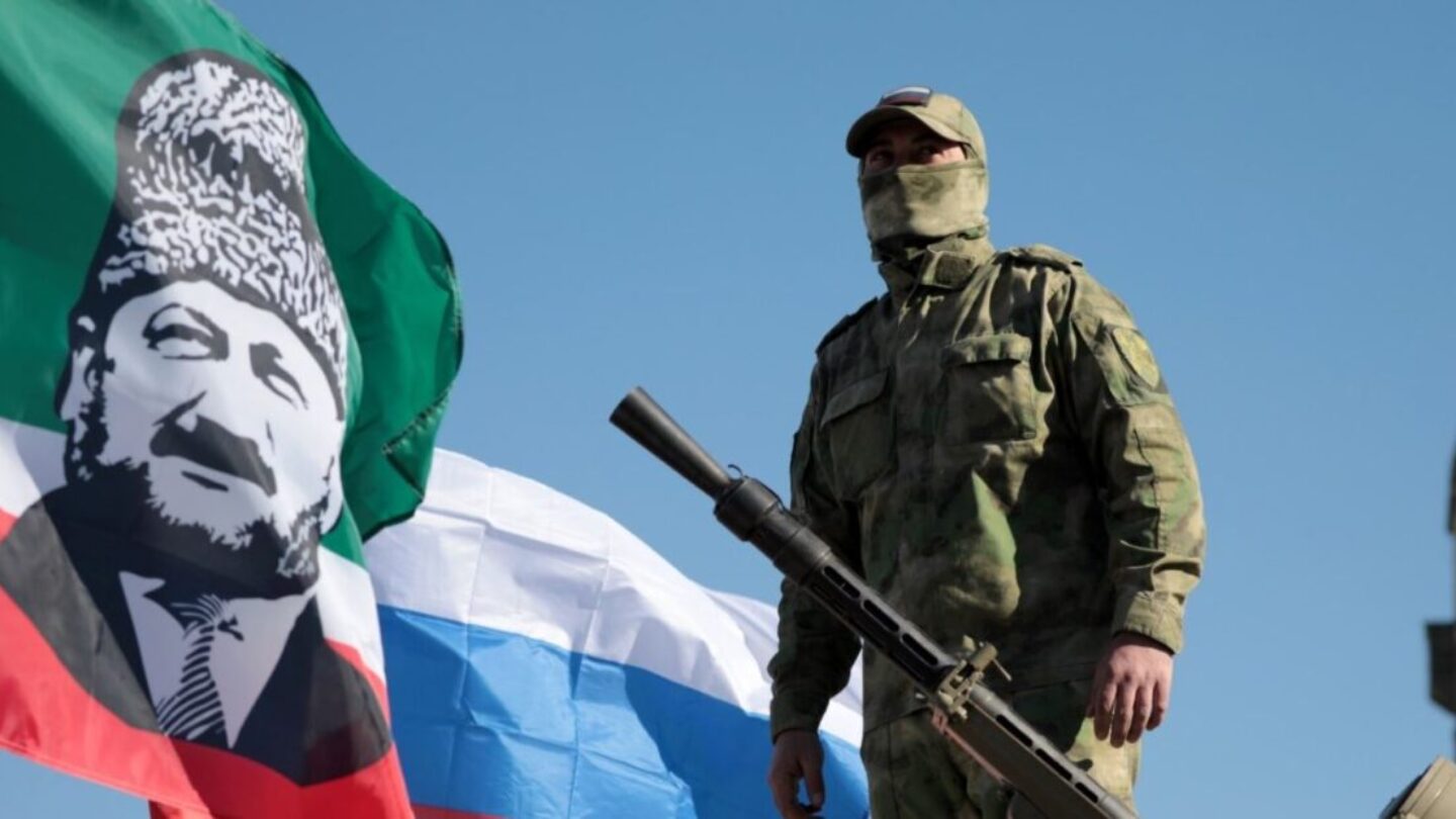Кадыровцы воюют на украине. Кадыровцы Ахмат. Джихад кадыровец. Флаг Чечни с Ахматом Кадыровым. Воины Чечни на Украине.