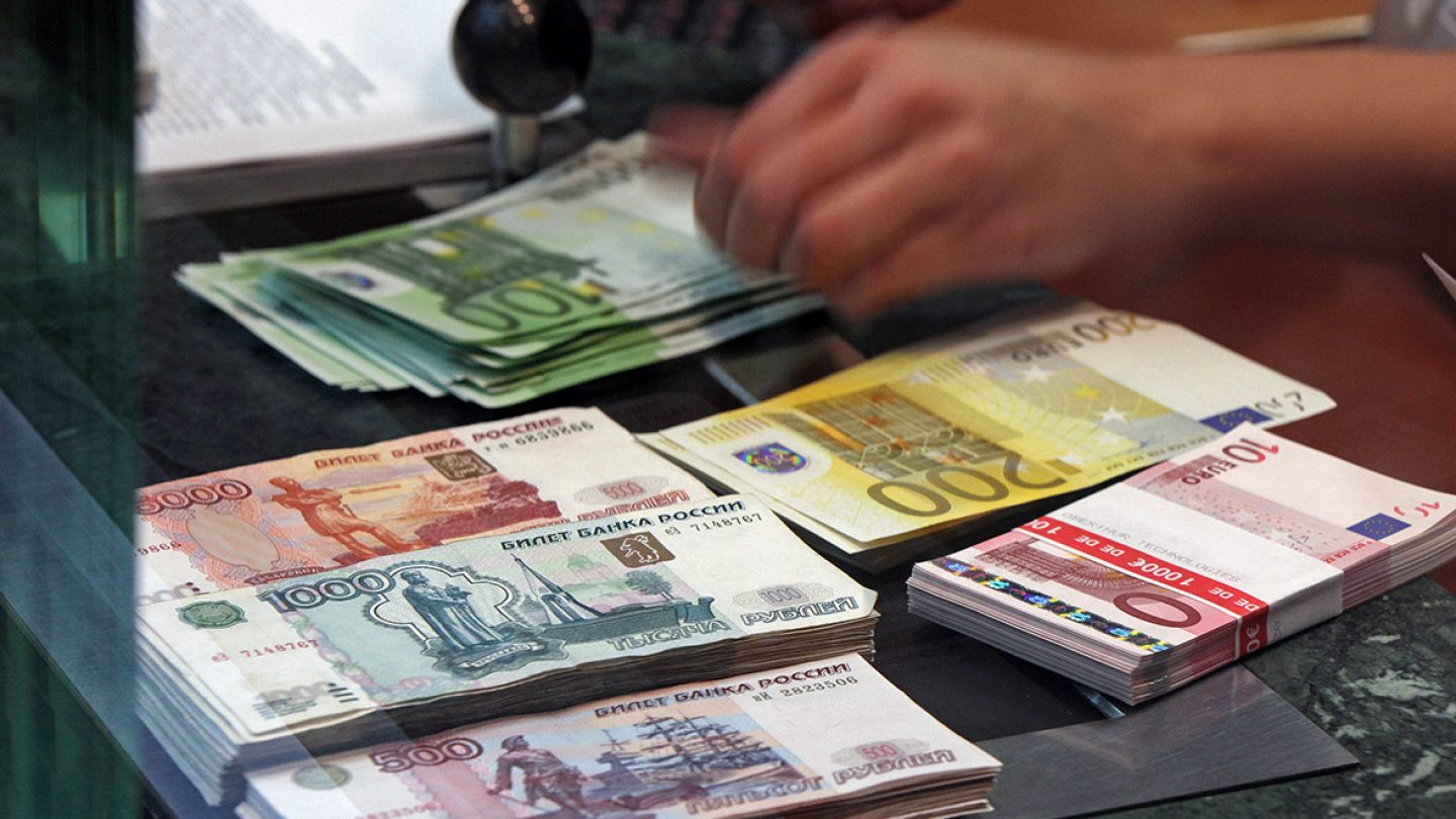 Банки рф евро. Евро в рубли. Наличные евро. Казахские деньги. Евро наличка.