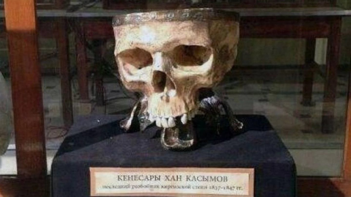 Череп наиба имама шамиля хаджи-мурата. Голова казахского хана кенесары. Череп хаджи мурата. Голова хаджи мурата в кунсткамере. Голова казахского хана кенесары.