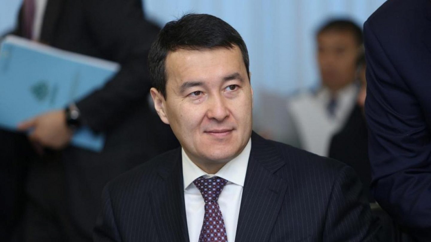 Премьер министр п. Премьер министр Казахстана а Смаилов.