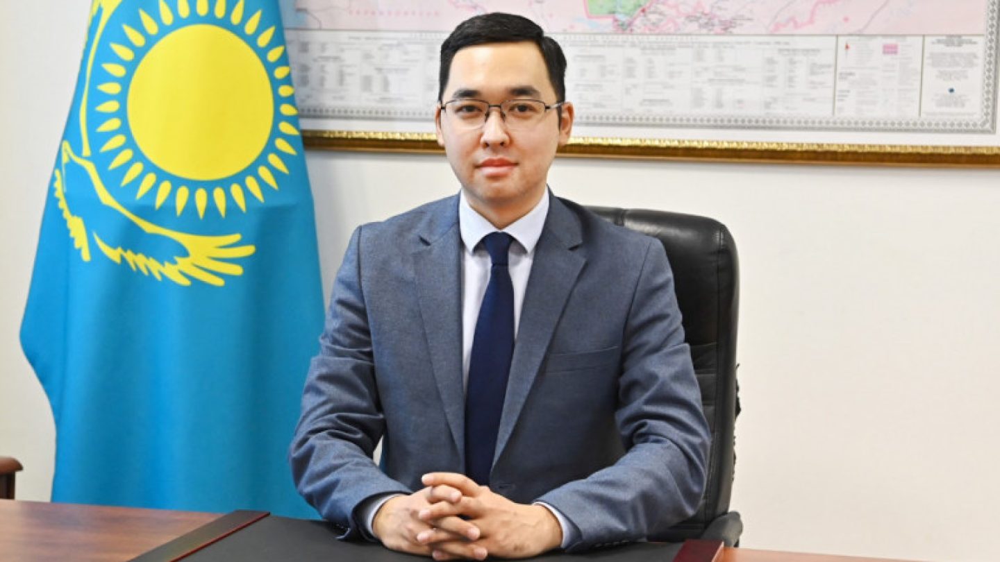 Интернеттегі әйелдің екі мүшесі Мен әйелімнің үлкен сиськиіне келдім