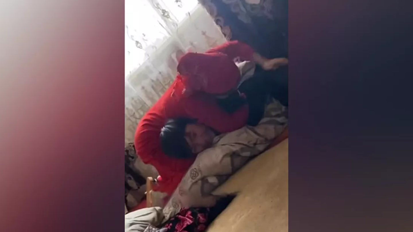 Порно ұлы мен ұйықтап жатқан ана бейне