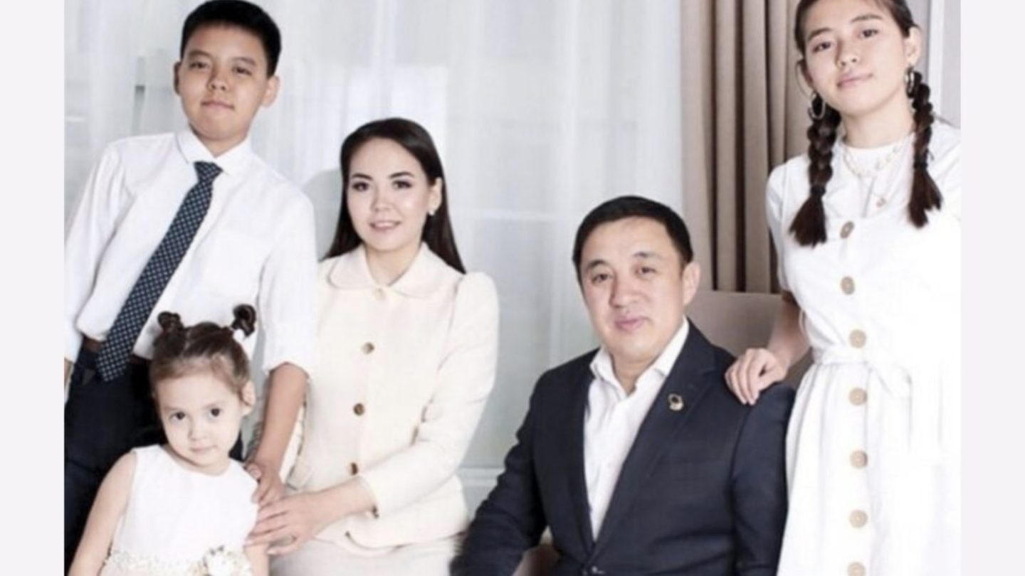 Ануста үлкен дилдо бар анальды порно фото