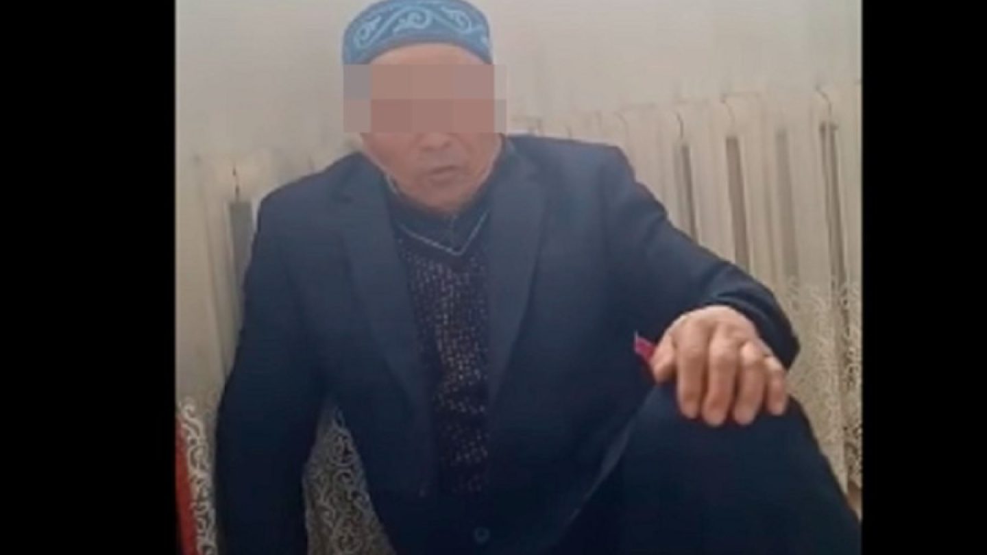 Бір топ еркектер қыздың кискасына кірді