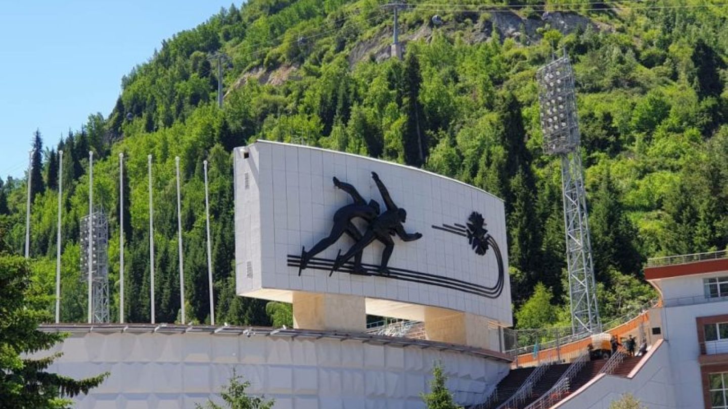 Еркек пен әйел арасындағы жыныстық қатынас туралы эротикалық бейнені қараңыз