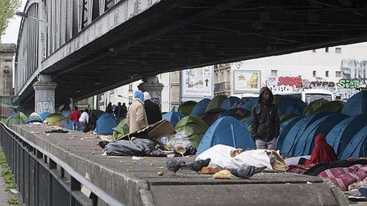 Бомжи в париже. Мигранты в палатках.